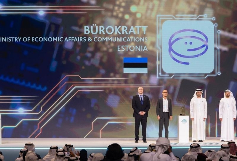 Bürokratt Dubais auhinda vastu võtmas